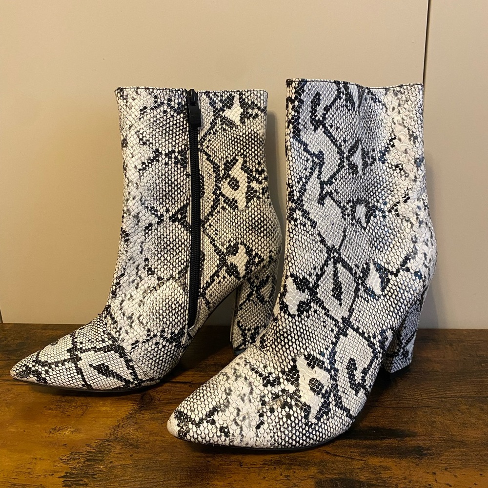 Womens Ankle Booties Zip Up Chunky 4” High Heel Boots Size 8.5 Faux Snakeskin
